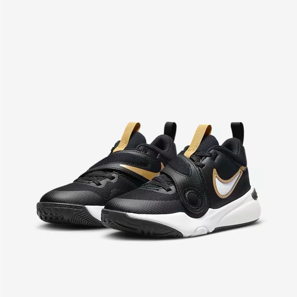 Nike Team Hustle D11 boy basketball shoe 6Y
